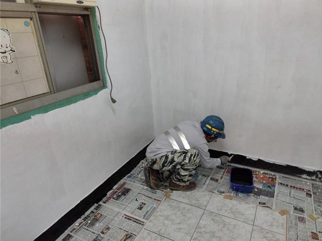 工務局正趕工為南水分署眷宿舍鋪地磚、粉刷牆壁。（市府提供／寶智華台南傳真）