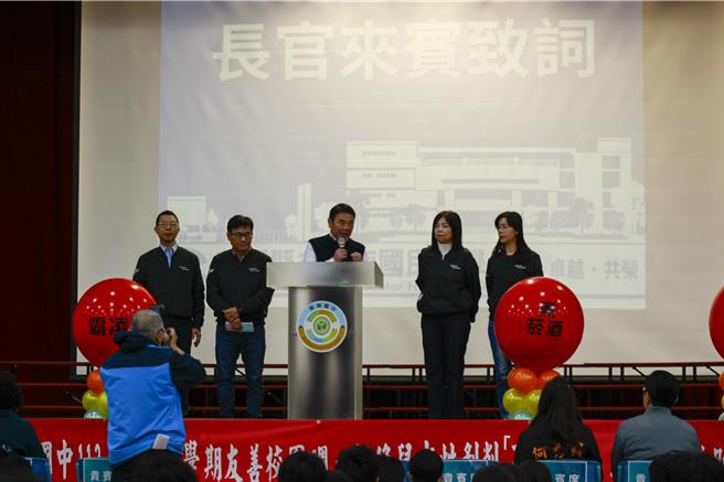 2025年2月12日苗栗县／苗栗县长锺东锦12日出席照南国中「友善校园宣誓活动」，表示为解决竹南、头份地区学生激增及学校空间不足问题，县府正积极争取设立「苗栗实验中学」，以分散学生压力并提升学习品质。他强调，随着年轻家庭涌入，学校拥挤问题需儘速解决，并提供更多升学选择，确保教育品质不受影响。（吕丽甄摄）