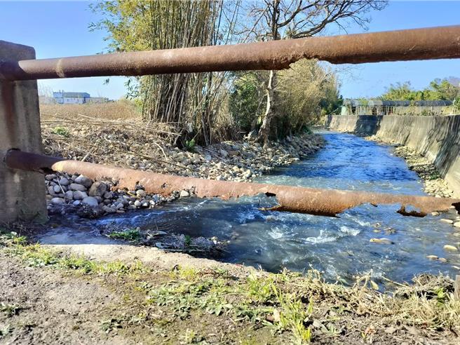 桃园市新屋区石磊里翁林古厝旁水流桥，已使用约5、60年，多年来每遇大雨河川都会发生溢流的状况，导致河水覆盖桥面，地方会勘改善。（陈睿生提供／廖姮玥桃园传真）