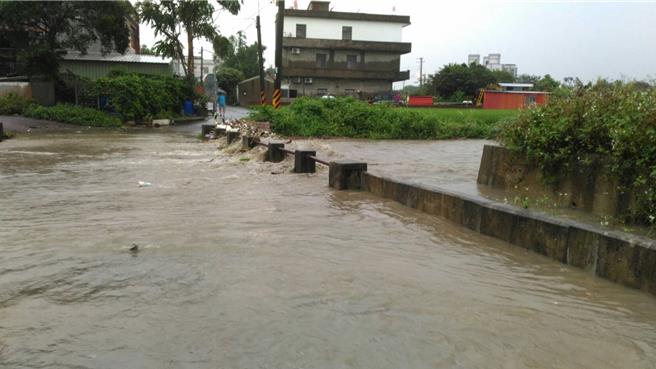 桃园市新屋区石磊里翁林古厝旁水流桥，已使用约5、60年，多年来每遇大雨河川都会发生溢流的状况，导致河水覆盖桥面，地方会勘改善。（陈睿生提供／廖姮玥桃园传真）