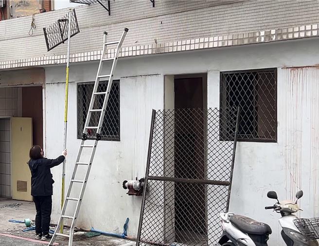 花蓮1名年約60歲的巫姓男子，昨天下午許在花蓮市修繕民宅2樓鋁門窗時突然墜落地面，造成頭部重創當場失去呼吸心跳，經送醫急救後，現已恢復意識在加護病房觀察。（民眾提供／羅亦晽花蓮傳真）