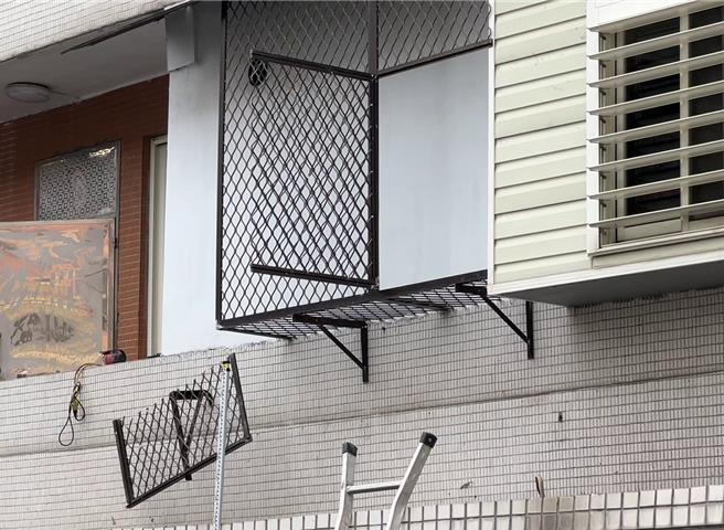 花蓮1名年約60歲的巫姓男子，昨天下午許在花蓮市修繕民宅2樓鋁門窗時突然墜落地面，造成頭部重創當場失去呼吸心跳，經送醫急救後，現已恢復意識在加護病房觀察。（民眾提供／羅亦晽花蓮傳真）