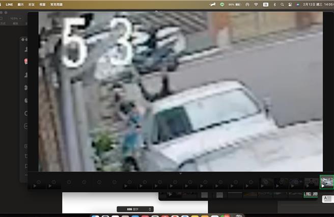 花蓮1名年約60歲的巫姓男子，昨天下午許在花蓮市修繕民宅2樓鋁門窗時突然墜落地面，造成頭部重創當場失去呼吸心跳，經送醫急救後，現已恢復意識在加護病房觀察。（民眾提供／羅亦晽花蓮傳真）