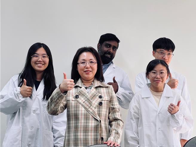 卫生福利部桃园医院、国立清华大学与中国医药大学新竹分院跨领域研究团队，开发出无药物治疗方法，运用特殊设计的磁性奈米粒子清除有毒蛋白质。（图／桃园医院）