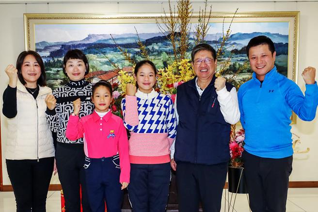 新丰国中二年级学生刘依依（右三）热爱高尔夫球场运动，近年征战海内外比赛，成绩不俗，县长杨文科（右二）期许再更上一层楼，持续突破自我。（新竹县政府提供／罗浚滨新竹传真）