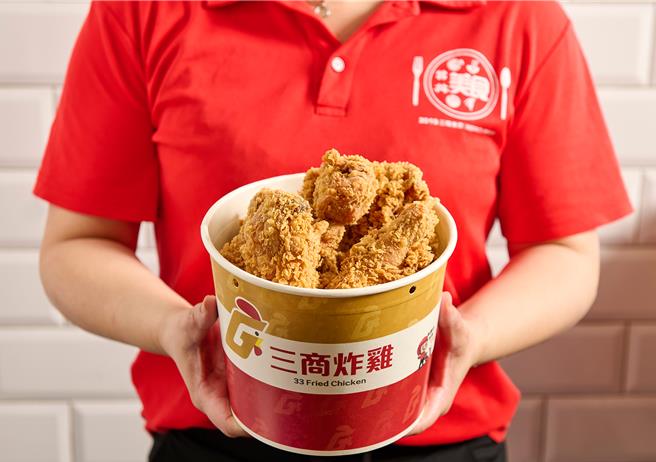 三商炸鸡即起至26日外带或内用「战斧超值桶」，特价199元。（三商餐饮提供／朱世凯台北传真）