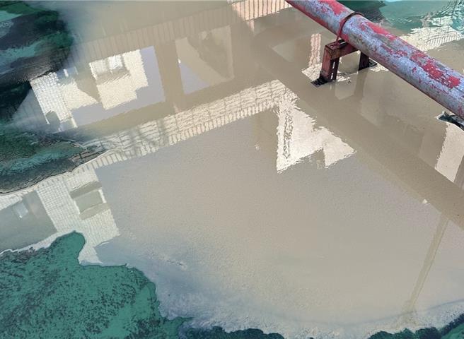 桃园市平镇区新英里多栋社区大楼水塔近日涌现大量黄泥水，蓄水池也呈现混浊状态，超过1000户受影响居民抱怨连连不能洗澡也不敢喝水，严重影响社区民生用水。（黄敬平提供／吕筱蝉桃园传真）
