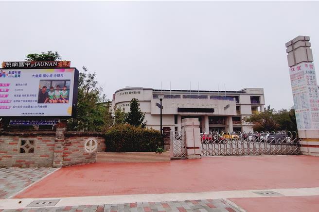 苗栗縣長鍾東錦12日出席苗栗縣立照南國中「友善校園宣誓活動」，與師生共同宣誓反毒、反黑、反霸凌、反詐騙、拒絕兒少性剝削，強調尊重他人、保護自己，並推動品德教育及感恩價值觀。（呂麗甄攝）