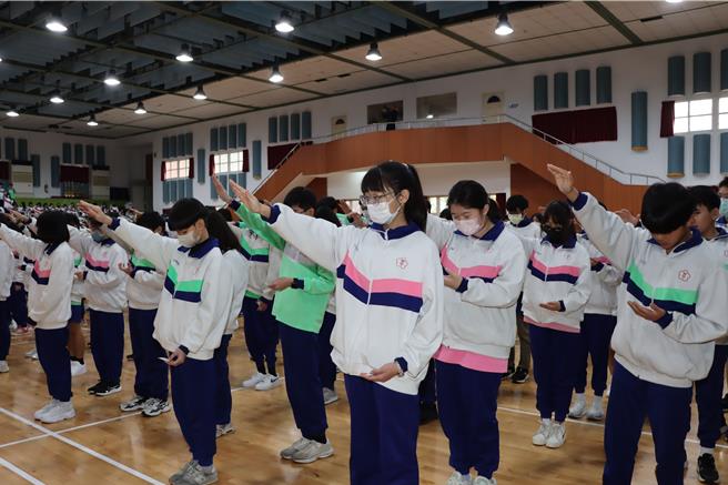 苗栗縣長鍾東錦12日出席苗栗縣立照南國中「友善校園宣誓活動」，與師生共同宣誓反毒、反黑、反霸凌、反詐騙、拒絕兒少性剝削，強調尊重他人、保護自己，並推動品德教育及感恩價值觀。（苗栗縣政府提供／呂麗甄苗栗傳真）