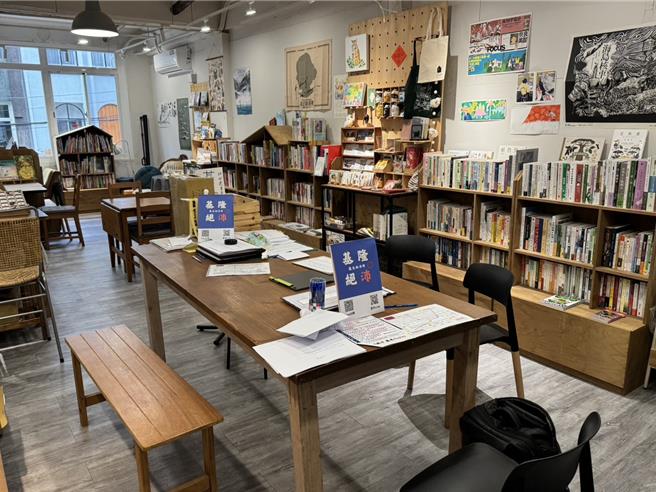 公民团体发起全台大罢免，基隆市至12日尚未缴出罢免国民党立委林沛祥的第一阶段名册，尚缺300份。图为基隆实体连署站。（徐佑升摄）