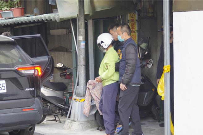 检警提张嫌回住处进行第二次搜索。（本报资料照）