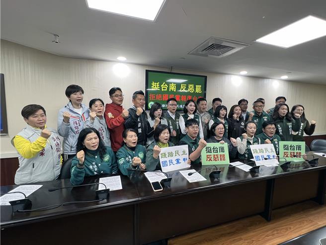 台南市议会民进党团及台南市党部12日开第一枪共同向国民党宣战，呼吁支持者一起投入「割蓝委」的行列。（洪荣志摄）