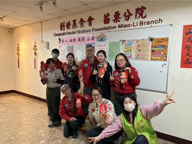 童軍團來院參訪手作燈籠獻愛。（創世基會會苗栗分院提供／呂麗甄苗栗傳真）