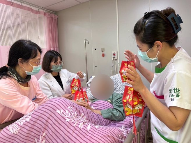 2025年2月12日苗栗縣／熱鬧慶元宵-護理師團隊幫院民掛上燈龍。（創世基會會苗栗分院提供／呂麗甄苗栗傳真）