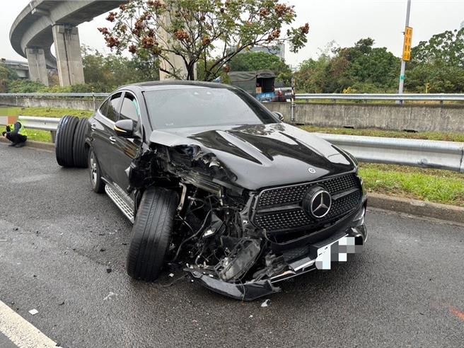 國1鼎金路段北向362.5公里12日發生大車掉落輪胎，砸毀賓士汽車的事故。（翻攝照片／林瑞益高雄傳真）