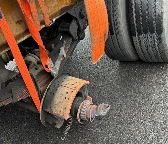 國1鼎金路段北向362.5公里12日發生大車掉落輪胎，圖為肇事的營半聯結貨櫃車車軸。（翻攝照片／林瑞益高雄傳真）