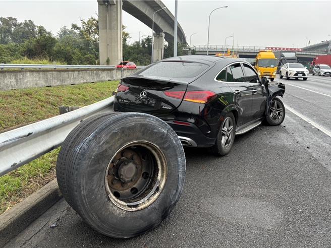 國1鼎金路段北向362.5公里12日發生大車掉落輪胎，圖左為從大車脫落的輪胎，相當巨大，體積高度有半輛賓士車的車身高。（翻攝照片／林瑞益高雄傳真）