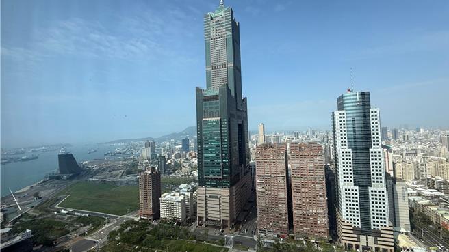 高雄市财政局今（12）日公布，初估去年各行业营利事业销售额突破6兆元，创歷史新高。图为亚湾区。（柯宗纬摄）
