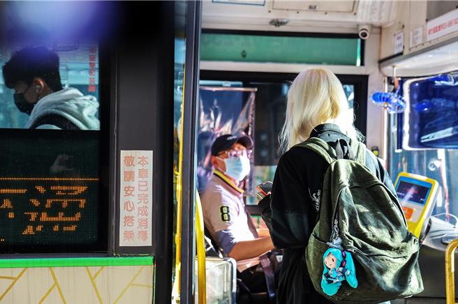 新竹县快捷9号12日行驶第2天，6点首班车没人搭乘，次班车搭乘人数14人，决定13日首班车调整到6点15分发车。（新竹县政府提供／罗浚滨新竹传真）