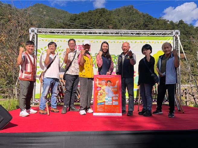 台中市和平区农会总干事李顺冬（右３）。（台中市政府提供／李京升台中传真）