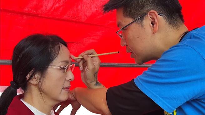 民进党立委陈莹（左）初体验家将脸谱彩绘，画上象徵审判的文判官脸谱。（民眾提供／萧嘉蕙台东传真）