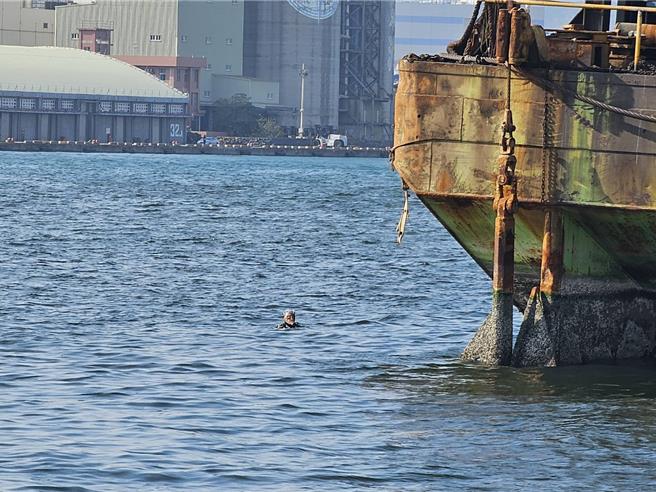 潜水员至高雄港码头寻找分尸案被害者遗体，却在过程中发生惊险状况，资深潜水教练李睿胜一度失联同时，水面戒护小艇发生故障，漂离潜水地点。（高雄警光救难队提供／任义宇高雄传真）