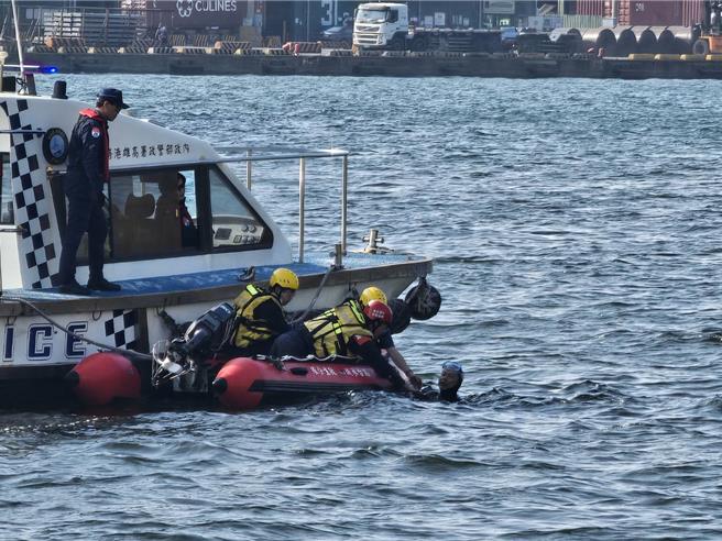 故障的潜水小艇在港警拖带下，接回下潜的资深潜水教练李睿胜。（高雄警光救难队提供／任义宇高雄传真）