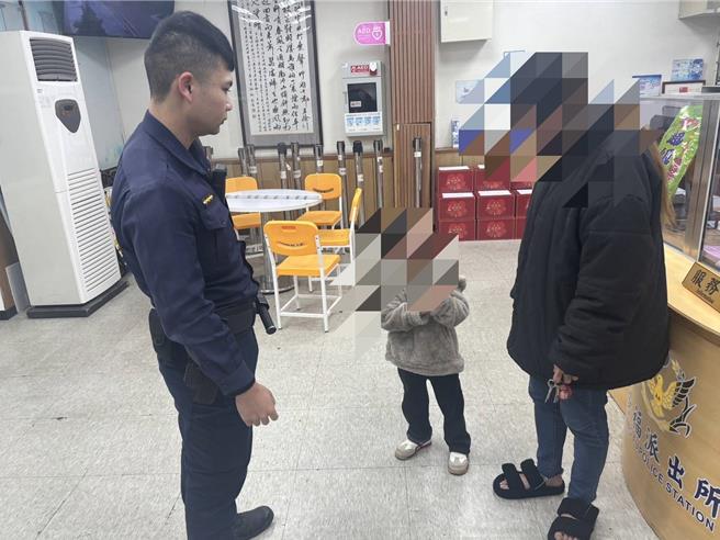 桃園市桃園區民族路某公園有小朋友11日晚間疑似迷路，桃園警分局景福派出所員警獲報前往了解，4歲何小妹妹講不出自己資料，只拉著警察叔叔一起玩溜滑梯。員警只好先回報女童特徵，沒多久母親就報案，所幸快速找到女兒。（翻攝照片）