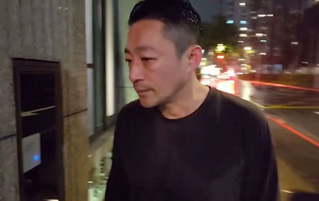 大S离世，汪小菲现踪街头「独自淋雨30分钟」返回台北豪宅。（图／中时资料照、翻摄画面）