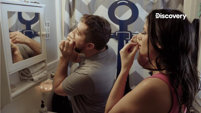 为了让埃尔默与「现代人」的生活接轨，妻子琳希正在教导他如何使用牙线。（TLC提供）