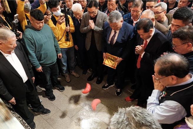 顏清标掷筊请示妈祖。（大甲镇澜宫提供／李京升台中传真）