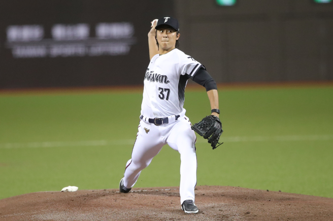 台韩国际交流赛12日在台北大巨蛋登场，由经典赛资格赛中华队对韩职乐天巨人队，中华队先发投手吕咏臻。（黄世麒摄）