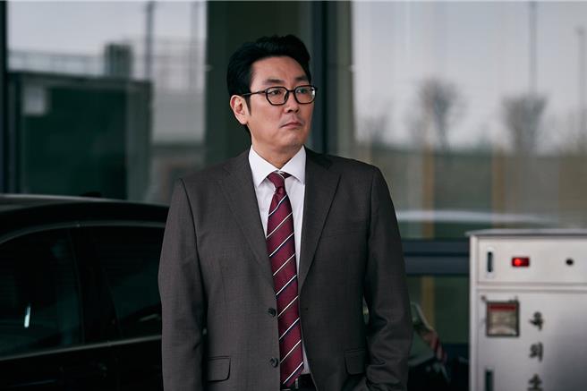 金喜爱在《死者》饰演游走在韩国政坛重要的幕后协调者。（车库娱乐提供）
