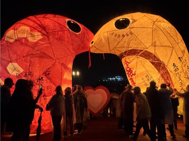 「2025新北市平溪天灯节」十分场今（12）日在新北市十分广场展开，由新北市长侯友宜携手多位来自日本的贵宾一同施放12呎粉红蛇与金蛇的双蛇主灯。（柯毓庭摄）