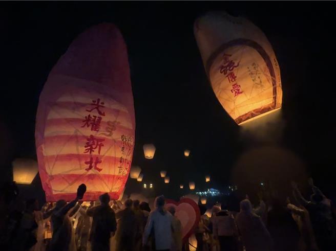 侯友宜和日方代表一起在天灯上写上祝福，他提笔写下「平溪灯起照人心　国泰人和万事兴」，接着与贵宾一同施放天灯，但侯友宜与日方贵宾疑似太早放手，导致金蛇「偷跑」，两蛇先后升空、成心设计失败。（柯毓庭摄）