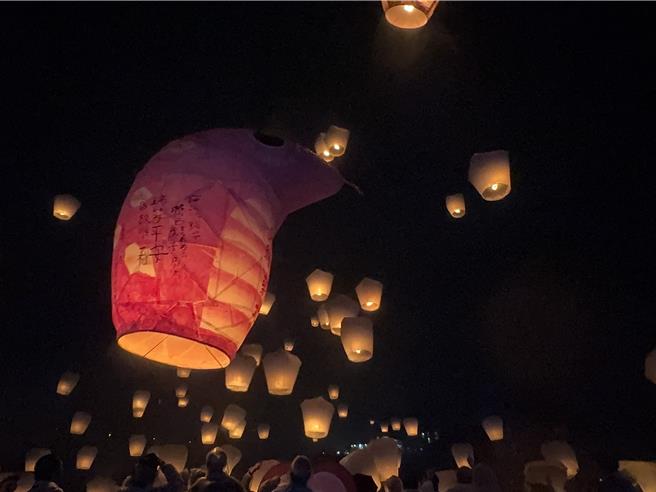 「2025新北市平溪天灯节」十分场今（12）日在新北市十分广场展开，由新北市长侯友宜携手多位来自日本的贵宾一同施放12呎粉红蛇与金蛇的双蛇主灯。（柯毓庭摄）