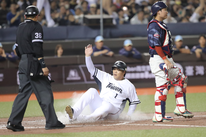 台韩国际交流赛12日在台北大巨蛋登场，由经典赛资格赛中华队对韩职乐天巨人队。2局下，中华队陈子豪先敲出一垒安打，靠着队友安打跑回1分，追平比数。（黄世麒摄）