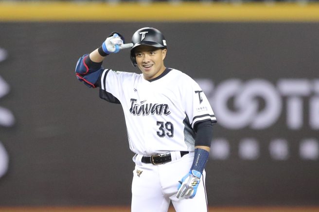 台韩国际交流赛12日在台北大巨蛋登场，由经典赛资格赛中华队对韩职乐天巨人队。2局下，中华队吴念庭敲出二垒安打，打回1分，追平比数。（黄世麒摄）