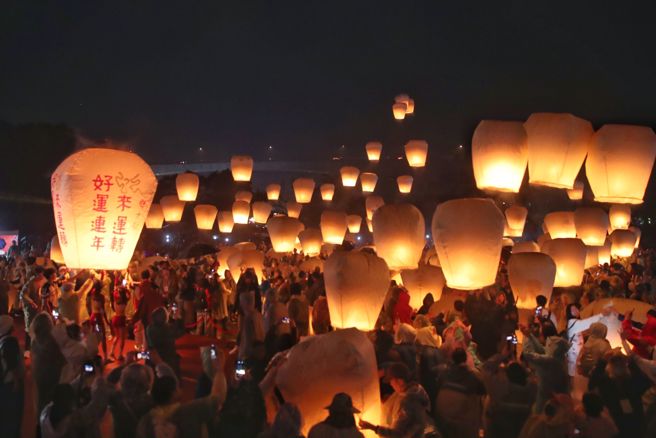 「2025 新北市平溪天灯节」12日于十分广场展开，为呼应蛇年元宵与西洋情人节，以「金蛇传爱光耀新北」为主题，民眾一同施放天灯，打造一场浪漫的盛会。（王英豪摄）