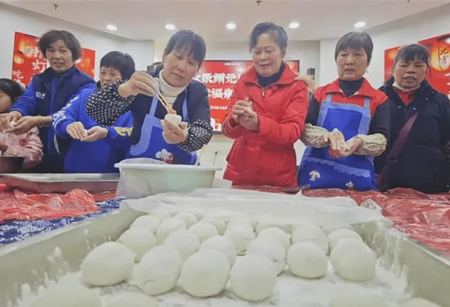 12日是元宵节，少不了象徵团圆的汤圆。（新民晚报）