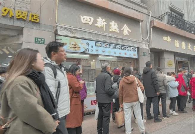 近日大陆上海多家老字号汤圆店门前，阿姨、爷叔们大排长队。（新民晚报）
