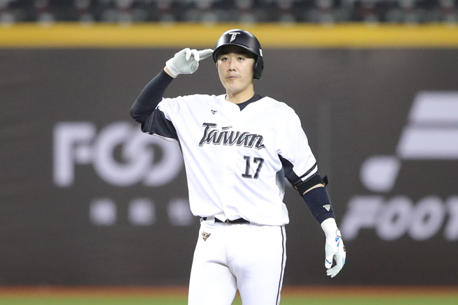 台韩国际交流赛12日在台北大巨蛋登场，由经典赛资格赛中华队对韩职乐天巨人队。6局下，高宇杰敲出2分打点二垒安打，将比数超前。（黄世麒摄）