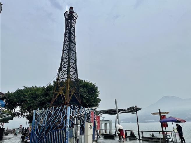 淡水渡船头灯杆现况。（民眾提供）