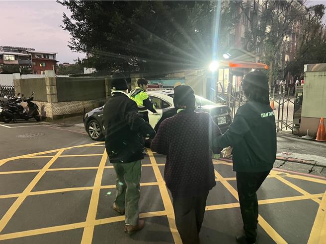 警方護送老夫妻平安返家。(翻攝照片／林郁平台北傳真）