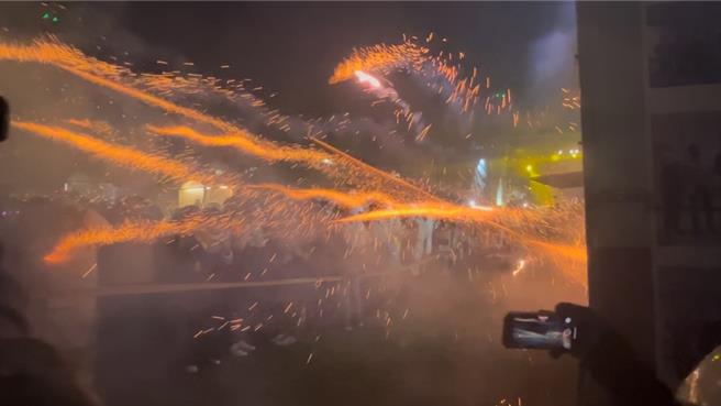 台南鹽水蜂炮元宵節登場，今晚天空雖然下雨，仍澆不熄民眾熱情。（張毓翎攝）