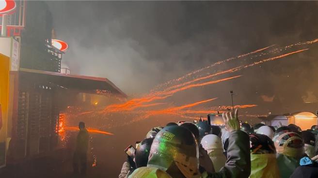 大批民眾在相機、手機拍下精彩的畫面。（張毓翎攝）