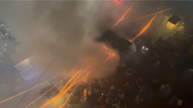 各炮城未受雨勢影響，都成功施放。（張毓翎攝）