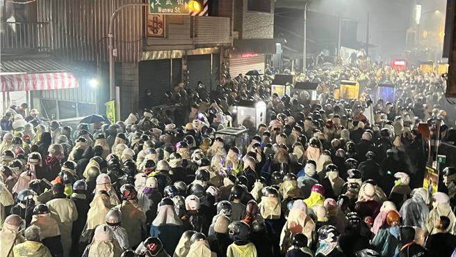 「犁蜂炮」的人群緊跟神轎隊伍到鹽水各街頭。（張毓翎攝）