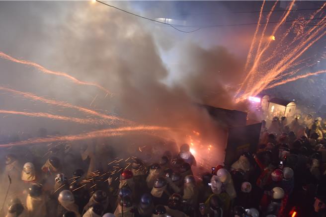 遶境隊伍今天晚間6點30分從武廟出發，沿途信徒施放炮城，讓關聖帝君「收炮」。（張毓翎攝）