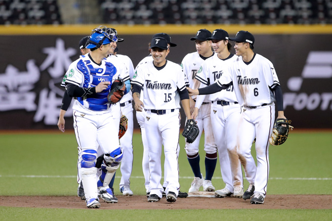 台韩国际交流赛12日在台北大巨蛋登场，由经典赛资格赛中华队对韩职乐天巨人队，终场中华队以4比3获胜，球员们赛后展露笑容。（黄世麒摄）